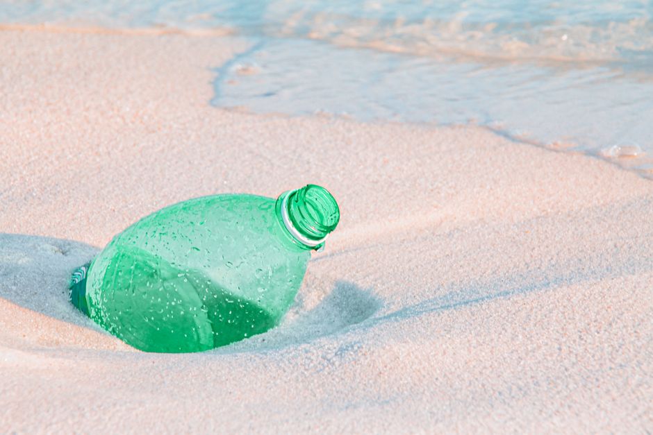 海洋プラスチックごみ（挿絵写真）