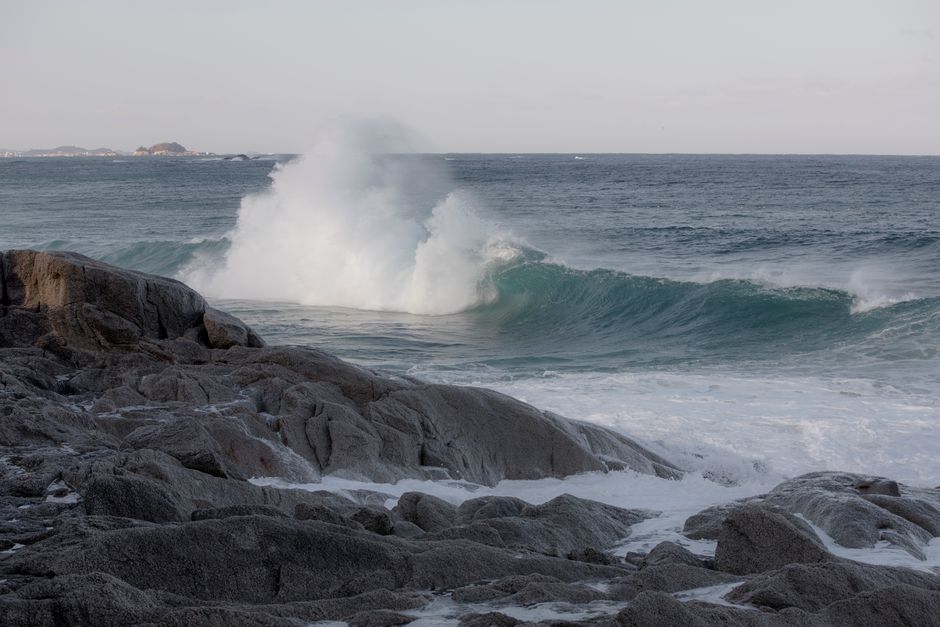 波と海岸（挿絵写真）