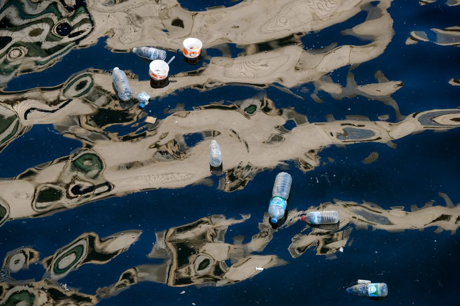 プラスチックボトルの汚染（挿絵写真）